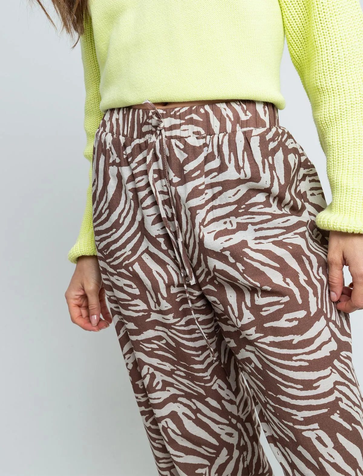 Trousers with elastic waistband • Wide leg fit. • Animal print.