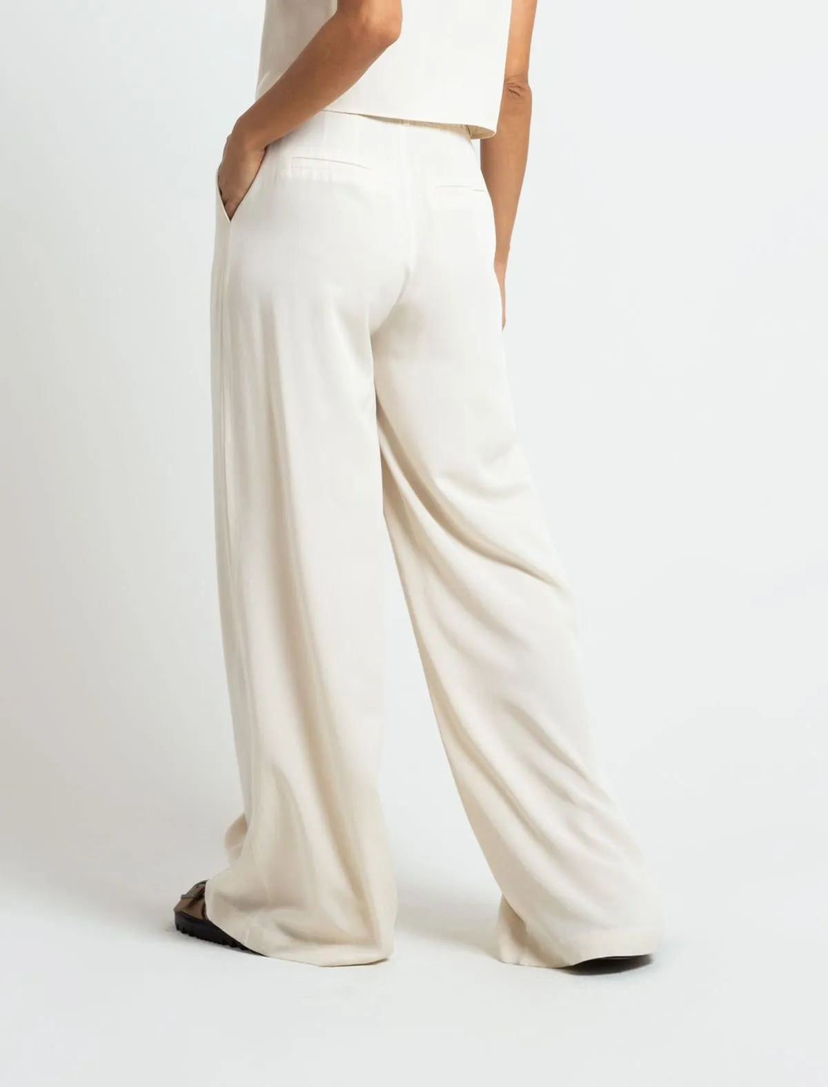 Trousers in fluid fabric • Palazzo style.