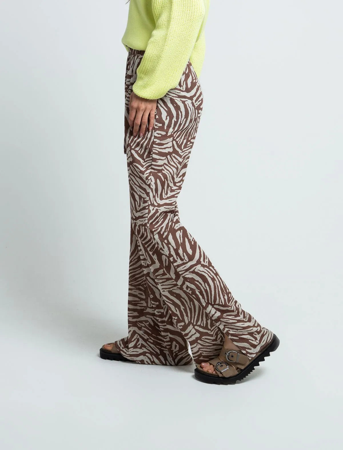 Trousers with elastic waistband • Wide leg fit. • Animal print.