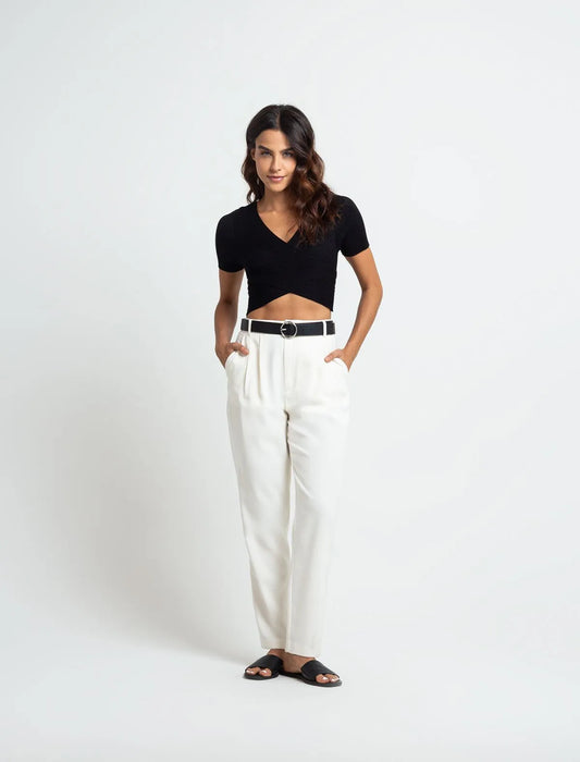 Super high-waisted trousers • Relaxed fit.