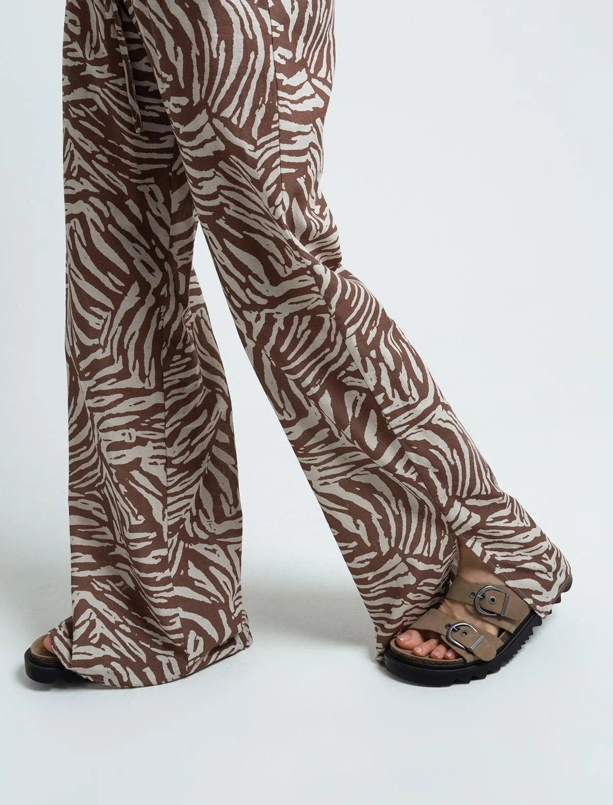 Trousers with elastic waistband • Wide leg fit. • Animal print.