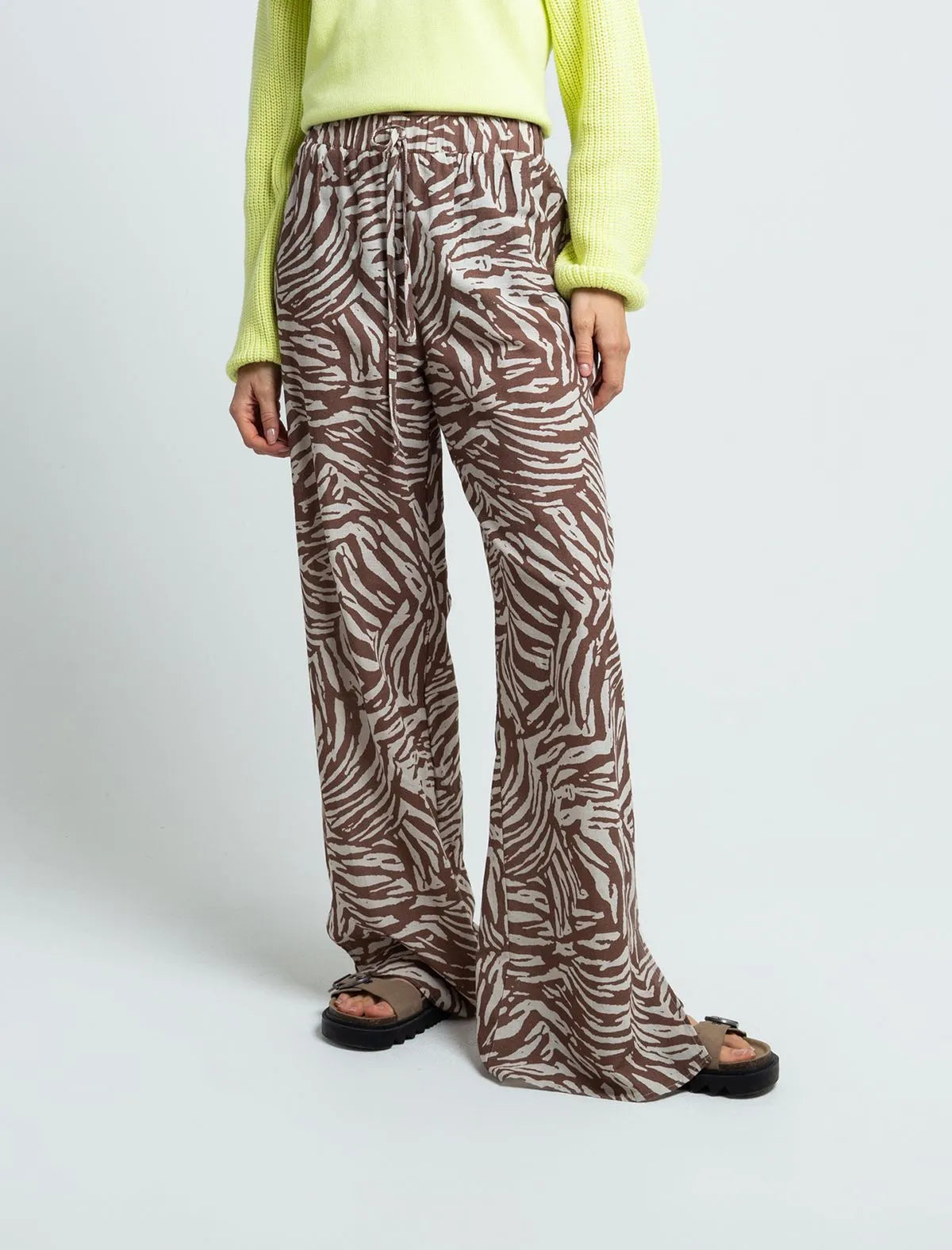 Trousers with elastic waistband • Wide leg fit. • Animal print.