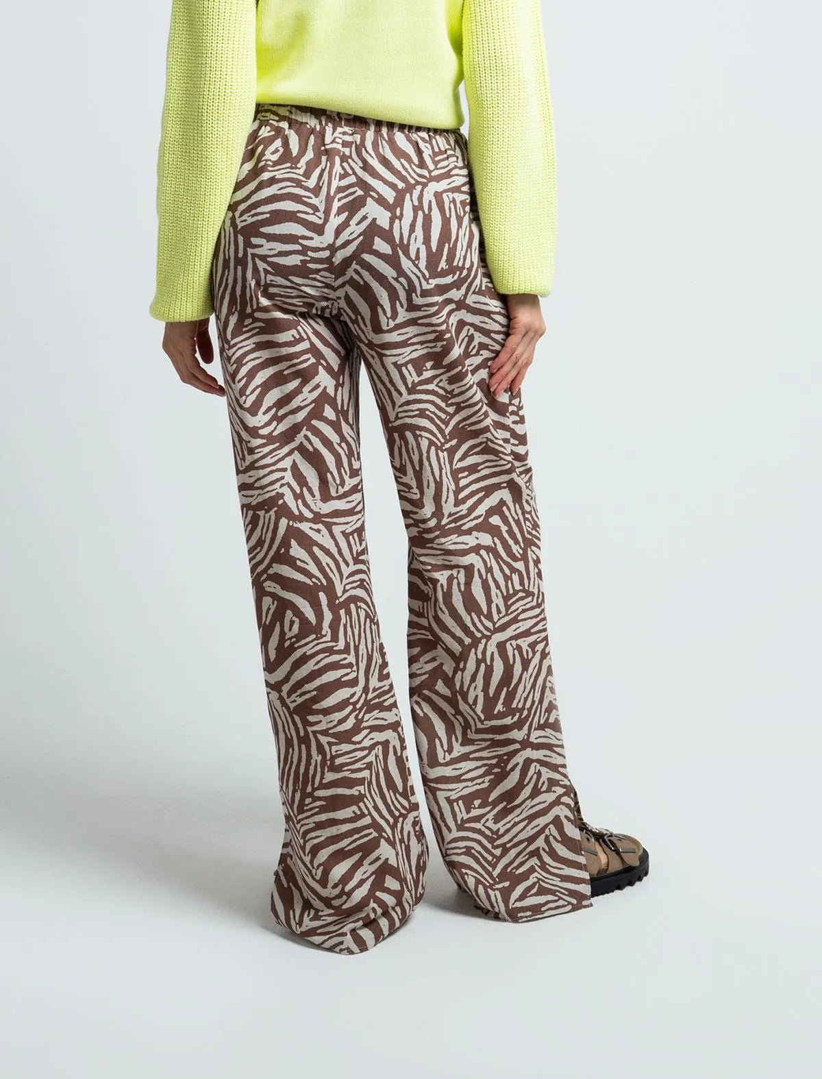 Trousers with elastic waistband • Wide leg fit. • Animal print.