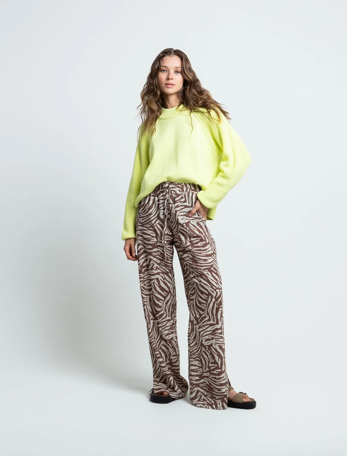 Trousers with elastic waistband • Wide leg fit. • Animal print.